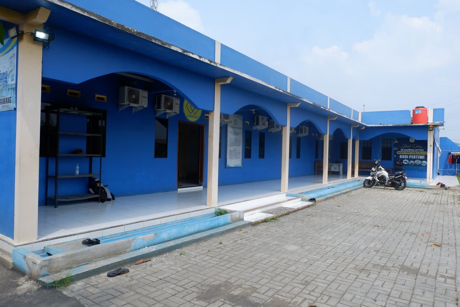 Gedung kampus Sekolah Tinggi Teknik Karawang (STTK) di Karawang, Jawa Barat